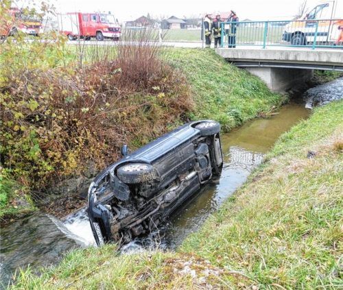 Auffahrunfall vermieden und in Bach gestürzt