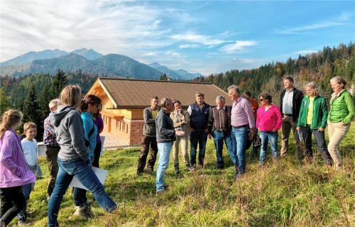 Ausflug ins Biotop: Die Oberaudorfer Gemeinderatsmitglieder überzeugten sich bei einer Almbegehung jetzt von den Erfolgen des Projekts „Audorfer Berge und Almen“. Foto Gruber