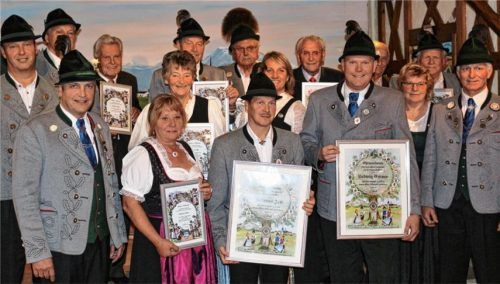 Ausgezeichnet: Zahlreiche Mitglieder wurden für ihre Vereinstreue geehrt. Foto re