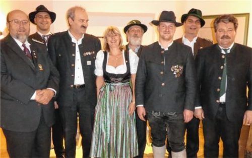Ausgezeichnete Mitglieder: (von links) Vierter Bezirksschützenmeister Johannes Enders, Dritter Gauschützenmeister Florian Wunderle, (von rechts) Pittenharts Bürgermeister Sepp Reithmeier, Gauschützenmeister Bernhard Brehmer sowie Zweiter Gauschützenmeister Sepp Schuster (Dritter von rechts) gratulierten Bernhard Lex, Gerti Neubauer und Josef Kriechbaumer zu ihren Ehrenzeichen. Foto Hering