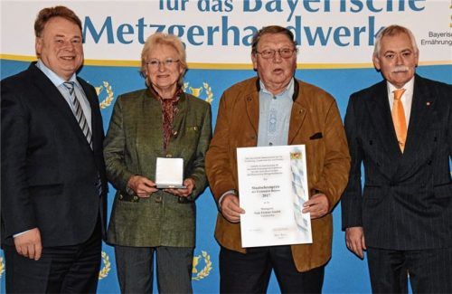 Ausgezeichneter Metzger: Staatsminister Helmut Brunner (links) und Landesinnungsmeister Konrad Ammon junior (rechts) gratulieren Edith und Sepp Eichner. Foto Baumgart/StMELF