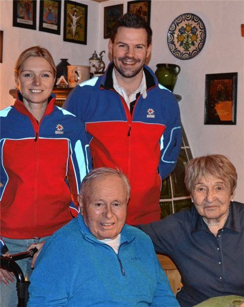 Ausgezeichnetes Engagement: (hinten von rechts) Markus Anker und Birgit Lotter überreichten Ludwig Ernst im Beisein seiner Frau Hilde das Ehrenzeichen. Foto Lotter