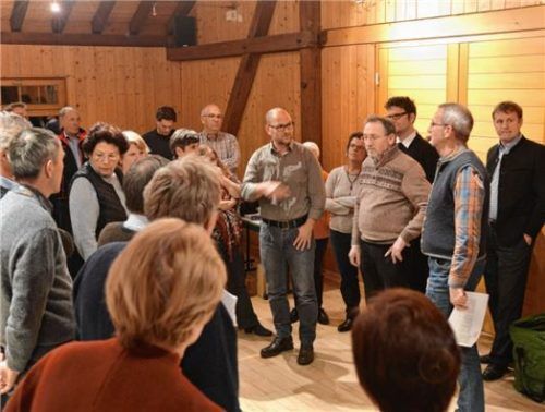 Austausch: Michael Bayer (Mitte), Geschäftsführer im Diözesanrat für die Region Süd, diskutiert mit Mitgliedern der Pfarrgemeinderäte aus den Dekanaten Bad Aibling und Inntal über die kommende Wahl. Foto Thomae