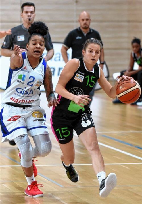 Bad Aiblings Cyrielle Recoura (rechts) setzte sich hier gegen Halles Brittany Hrynko durch und führte wieder glänzend Regie. Foto  Brüning