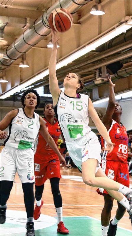 Bad Aiblings Cyrielle Recoura setzt sich unter dem Korb gegen die Heidelbergerin Nyshia Hammonds durch. Links Chelsea Waters. Foto  Fehrmann