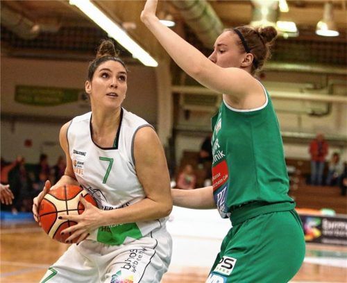 Bad Aiblings Lauren Engeln (links) setzt sich hier gegen Kelterns Mailis Pokk durch. Foto Fehrmann