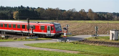 Bahnübergang bei Buchsee. Etwa 340 Meter weiter kommt schon der nächste in Grasweg. Schranken für beide Übergänge kommen teuer, derzeit wird verhandelt, ob Grasweg wegfallen kann. Foto  John Cater