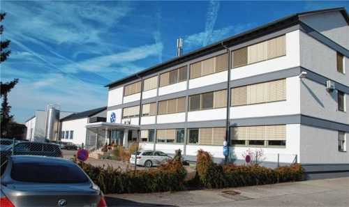 Bald gehen die Jalousien wieder hoch: eines der MBM-Gebäude. Fotos re