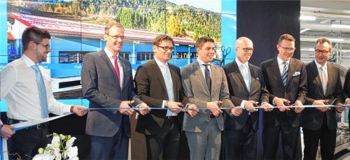 Banddurchschneiden zum offiziellen Start am neuen Standort: (ab Zweiter von links) Reit im Winkls Bürgermeister Josef Heigenhauser, Standort-Geschäftsführer Heinz Ritzer, Landrat Siegfried Walch sowie von Halton Vorstandsvorsitzender Mika Halttunen, Kai Konola und Georges Gaspar.Foto sh