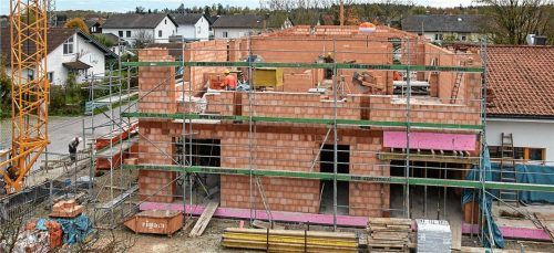 Baugrundstücke und Planungen kosteten sehr viel Geld und mit der Inbetriebnahme der Autobahn könnten die Preise enorm steigen. Landrat Huber berief sich auf das Urteil des Bayerischen Verwaltungsgerichtshofes vom 9. November 2016, wonach die Gemeinden Straßenausbau-Satzungen erlassen müssen, um die Sanierung der Ortsstraßen und beschränkt öffentlichen Wege den Eigentümern und Erbbauberechtigten in Rechnung zu stellen.Fotos kch