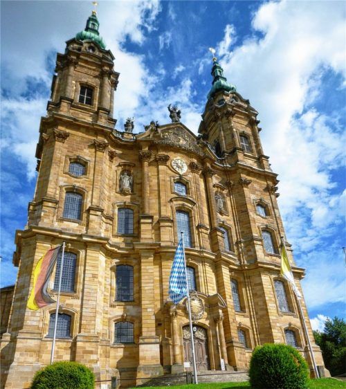 Beachtenswert ist die Symbolik und das theologische Raumprogramm der Nothelferthematik in der Wallfahrtskirche Vierzehnheiligen: So tragen 14 Säulen die den Kirchenraum prägende Ovalkuppel und geben ihm „eine majestätische Würde“.