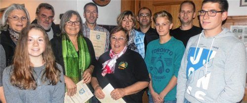 Begeisterte zertifizierte Jungimker und Neumitglieder sind der Stolz des Vereins.Foto  fim