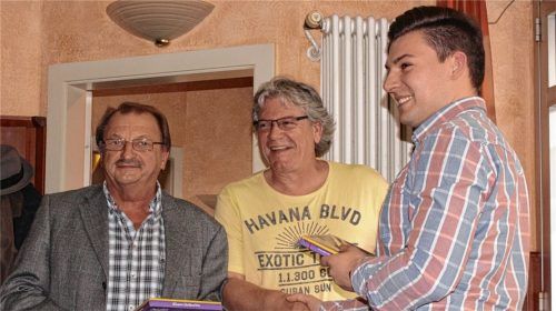 Beglückwünschte den Vorsitzenden Gert Hilger (links) und seinen Stellvertreter Bernd Wegmann (Mitte) zu ihren neuen Ämtern: Der Vorsitzende des SPD-Ortsvereins Alex Arnusch. Er sagte zugleich die Unterstützung des Ortsvereins in allen Belangen zu.Foto  hsc