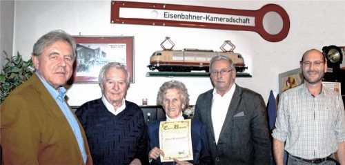 Bei den Ehrungen, von links: Gerhard Mania, Sepp Hunseder, Maria Bruckmüller (40 Jahre Mitglied), Zweiter Bürgermeister Michael Asbeck und der neue Vereinskassier Thomas Hofbauer.Foto jaw