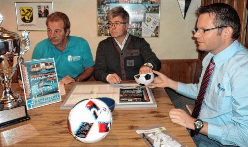 Bei der Auslosung: Kreisspielleiter Bernd Schulz, Turniersponsor Franz-Josef Niedermaier und Spielgruppenleiter Marcus Fischer (von links).Foto mru