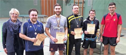 Bei der Auszeichnung der Besten in der aktiven Klasse, von links: TSV-Vorstand Annemarie Menzel, Thomas Heizinger, Rudi Tamplon, Sven Thiel, Sebastian Hammer und Abteilungsleiter Michael Moser.Foto hus