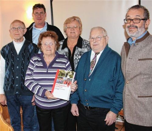 Bei der Ehrung: Jochen Hafner (hinten) und Richard Fischer (rechts) gratulierten den Jubilaren (von links) Walter Kraus, Inge Ambros, Josefa Levic und Johann Müller.Foto re