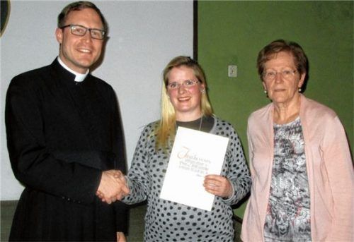 Bei der Ehrung, von links: Pfarrvikar Michael Brüderl, Maria Unterreitmeier und die Vorsitzende des Pfarrgemeinderates Otti Reiter.Foto fma