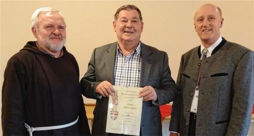 Bei der Ehrung (von links): Präses Georg Greiml, Alfons Reiter und Vorstand Jakob Oberloher. Foto  krl