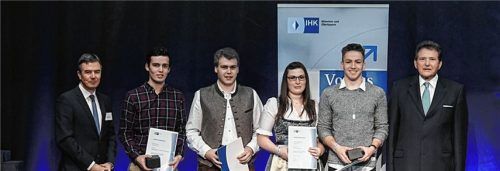 Bei der Feierstunde der IHK für München und Oberbayern in der Jochen-Schweizer-Arena in Taufkirchen (Landkreis München): IHK-Präsident Eberhard Sasse (rechts) und Thomas Kürn (links), IHK-Bereichsleiter Berufsbildung, beglückwünschen (von links) Tobias Thurner, Stefan Schreier, Barbara Obereisenbuchner und Oliver Wanke. Foto  ihk