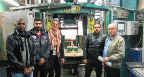 Bei der Führung durch das Unternehmen: Jobbegleiterin Carolin Jürgens mit drei Flüchtlingen und Albert Tauschhuber, Vorstand der EMG Casting AG.Foto  re