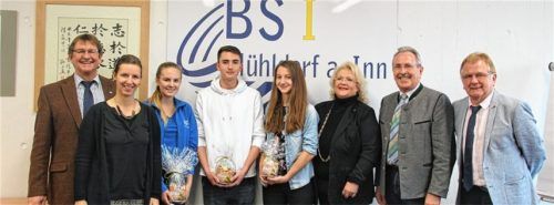 Bei der Gewinnübergabe von links: Wolfgang Gaigl, Elisabeth Huber, Anna Grundner, Maxi Harlicek, Martina Langer, Georg Huber und Bartholomäus Gisser. Foto  re