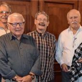 An neun Tischen umdie Wette gekartelt