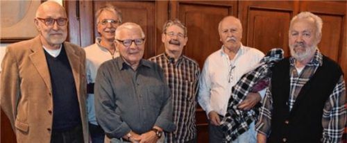 Bei der Preisverteilung (von links): Seniorenbeauftragter Dr. Berthold Suldinger, die Preisträger Franz Bernert, Toni Berger, Pierre Lehle, Ferdinand Franz und Organisator Sepp Warmedinger.Foto Sedlbauer