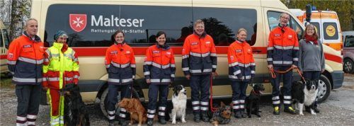 Bei der Rettungshundeprüfung stellten insgesamt sechs Mannschaften ihre Kenntnisse unter Beweis. Foto re