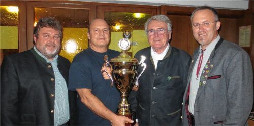 Bei der Siegerehrung, von links: Manfred Lutz (Vorjahressieger Altschützen Ampfing) bei der Übergabe an die Gewinner der Schützengesellschaft Einigkeit Salmanskirchen, Franz Hell junior, Stifter Bürgermeister Ottmar Wimmer und der Schützenmeister der Schützengesellschaft Einigkeit Salmanskirchen, Thomas Söll.Foto stn