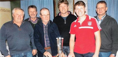 Bei der Siegerehrung (von links): Vorstand Langreiter und Bürgermeister Jakob Bichlmaier mit dem erfolgreichen Team vom Bayernfanclub, Sebastian Wimmer, Hans Eder und Johannes Wastlhuber, und dem Einzelsieger Christoph Hölzl.Foto  fim