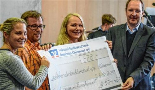 Bei der Spendenübergabe: die Organisatoren des Spendenlaufes, Elisa Scheck (von links) und Thomas Kunze, mit Tierschutzvereins-Vorsitzender Andrea Thomas und Rektor Markus Rinner.Foto Buhleier
