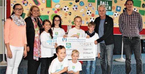 Bei der Spendenübergabe: Schüler mit Rektorin Manuela Strobl (Zweite von links) und „Silberstreifen“-Schirmherr Werner Schmidbauer (Zweiter von rechts).