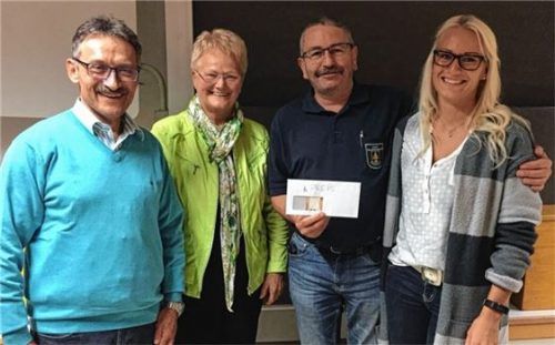 Bei der Übergabe (von links): Josef Streck, Ehrenvorsitzender der GdP Oberbayern Süd, Inge Schnabl, Dritte Bürgermeisterin und Schirmherrin der Veranstaltung, Klaus Schnabl, Sieger des Turniers, und Marina Gutte, Vorsitzende der GdP Mühldorf/Waldkraiburg.