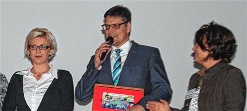 Bei der Überreichung des dritten Preises von links: Salvira Hadzic, Max Heimerl und Veronika Marczuk. Foto  sb