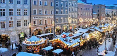 Bei Schnee gibt der Christkindlmarkt Rosenheim ein besonders prächtiges Bild ab. Foto Schlecker
