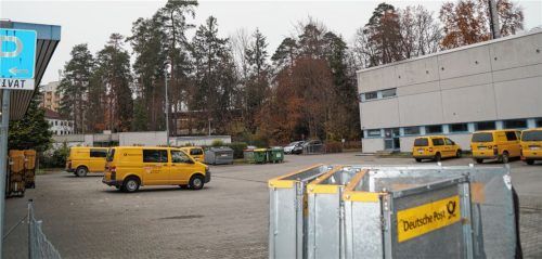 Bei „Starkverkehr“ in der Weihnachtszeit wird es eng auf dem Hof des Zustellstützpunkts am Berliner Platz.Foto  hg