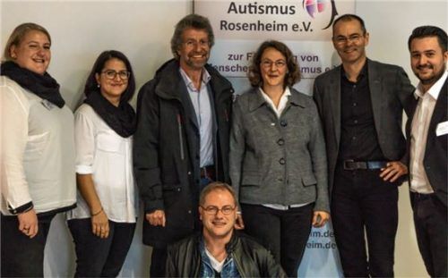 Beim 2. Autismus-Fachtag im OVB-Medienforum (von links): Katrin Hennig, Nadine Norén, Prof. Georg Theunissen, Dr. Eva Maria Paas, Professor Ludger Tebartz van Elst, Moderator Stefan Kumberger und (kniend) Dr. Peter Schmidt.Foto re
