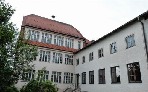 Das alte Erlstätter Schulhaus: Für seine Sanierung sieht der neue Grabenstätter Haushaltsplan 1,4 Millionen Euro vor. Foto Müller