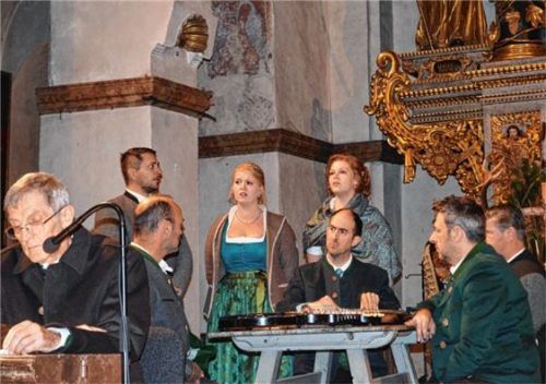 Bertl Lindauer (vorne links) sagte den Laurenzi-Dreigsang mit Regina und Franziska Kolb sowie Christoph Bauer an. Begleitung war die Hirschberg Zithermusi (vorne).Foto wastl