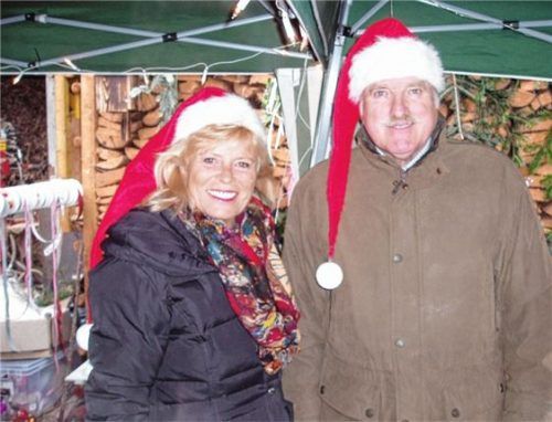 Besonders willkommen war das Ehepaar Bernd Helfrich und Mona Freiberg (Chiemgauer Volkstheater) auf dem Gnadenhof. Ihr Frohsinn und ihre Herzlichkeit kamen sehr gut bei den Besuchern an.Foto humm