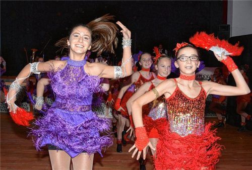 Bestens für die Saison vorbereitet: die Showgruppe Hurricanes (rechts) sowie die Kindergarde (rote Kostüme) und die Jugendgarde (lilafarbene Kostüme) zeigten zum Faschingsauftakt erste Ausschnitte aus dem diesjährigen Programm. Fotos Ammelburger