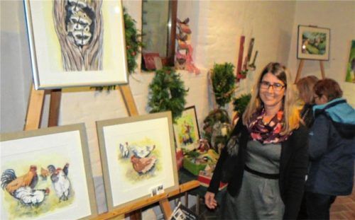 Birgit Kraus stellt seit 26 Jahren ununterbrochen mit aus. Sie begann mit Aquarellen, nach Kursen bei ihrer Zeichenlehrerin Zycha, versuchte sich bald erfolgreich in vielen anderen Stil- und Maltechniken und bereichert ihren Stand auch mit wechselnd handwerklichen Gebrauchs- und Ziergegenständen.Fotos nz