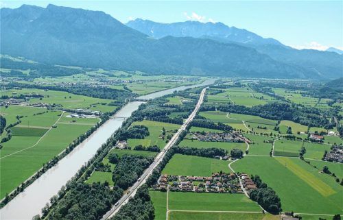 Blick ins Inntal an der Landesgrenze im Bereich Oberaudorf/Niederndorf: links der Inn, in der Mitte die Autobahn und ganz rechts die Bahnlinie. Foto  schellmoser/ARCHIV