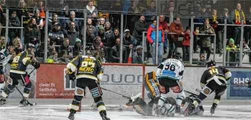 Blitzstart für die Rosenheimer gestern Abend in Sonthofen: Nach 21 Sekunden überwand Petri Lammassaari (am Boden) Sonthofens Torfrau Jennifer Harß zur 1:0-Führung. Fotos  Specht