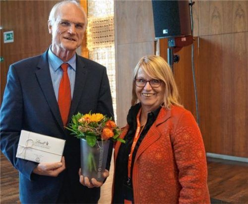 Blumen zum Abschied: Angelika Graf und ihr Nachfolger Lothar Binding.Foto re