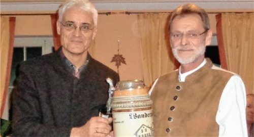 Bräu Georg Ametsbichler (links) überreichte Schützenmeister Reinhard Gufler von der Einigkeit Waldkraiburg den Wanderpokal.Foto  re