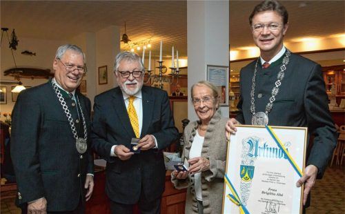 Brigitta Abé und Dr. Peter Hattenkofer (Zweiter von links) bekamen die goldene Ehrenmünze des Marktes Prien von Bürgermeister Jürgen Seifert (rechts) und seinem Stellvertreter Hans-Jürgen Schuster verliehen.