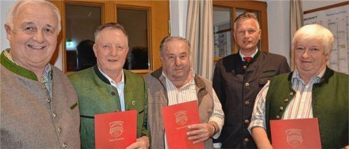 Bruckmühls Bürgermeister Richard Richter hatte neben seinen Grußworten auch Auszeichnungen für besonders engagierte Personen zu vergeben. Für ihre ehrenamtliche Tätigkeiten erhielten (von links) Josef Neureither aus Breitenberg, Sebastian Niedermaier aus Oberwall, Franz Neureither aus Oberholzham und Josef Hell aus Hornau die Dankmedaille des Bürgermeisters.Fotos  Riedl