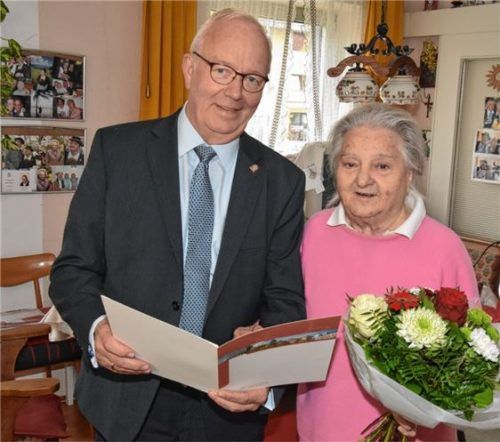 Bürgermeister Anton Heindl (links) überreicht Julia Danzl zu ihrem 95. Geburtstag Blumen und die Glückwünsche der Stadt.Foto Schlecker